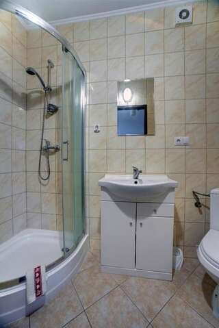 Мини-отель Dworek Sanocki Санок Трехместный номер с ванной комнатой-6
